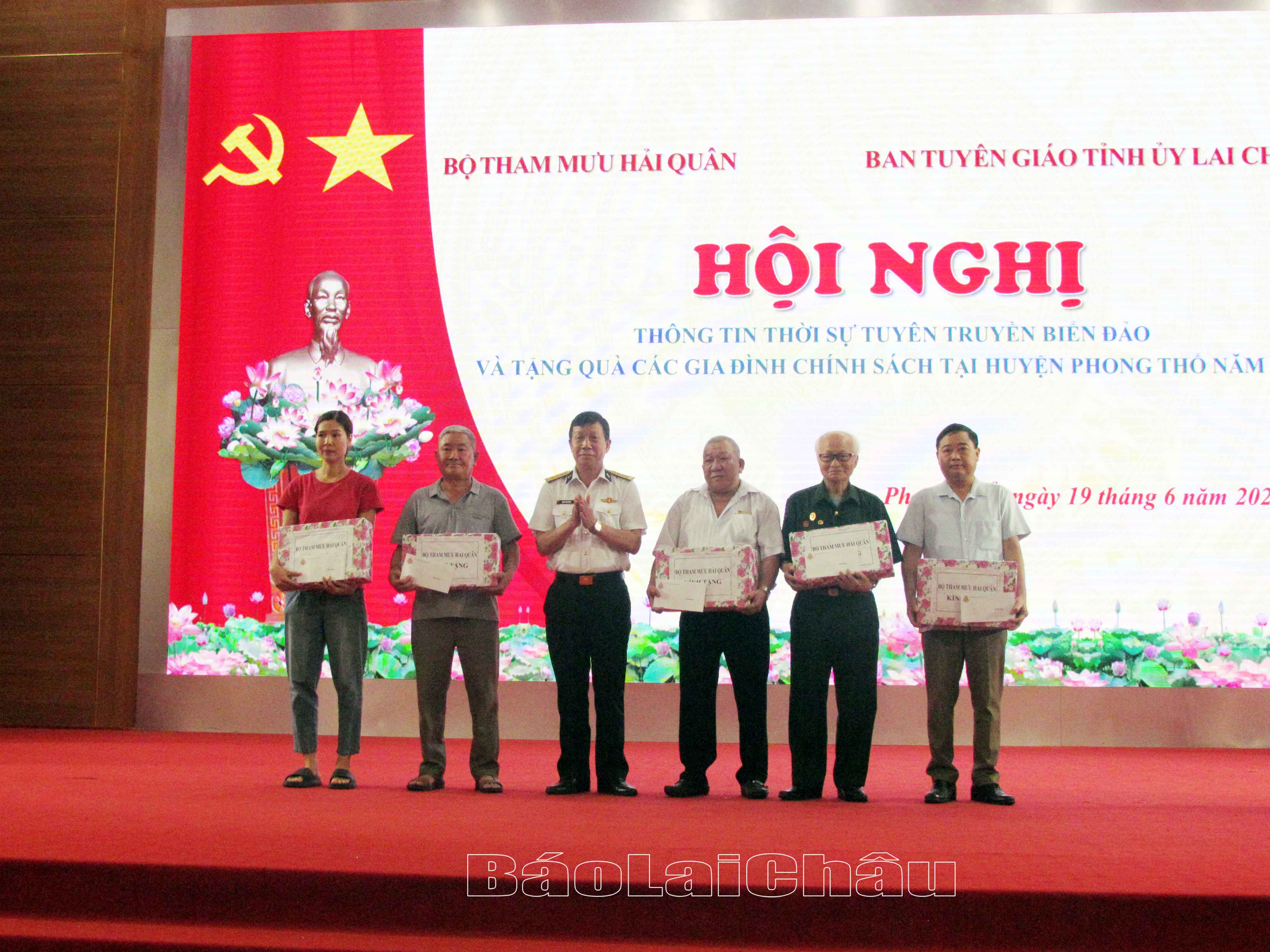 Đại tá Đặng Văn Cảnh – Phó Chủ nhiệm Chính trị Bộ Tham mưu quân chủng Hải Quân trao quà cho các gia đình chính sách. 